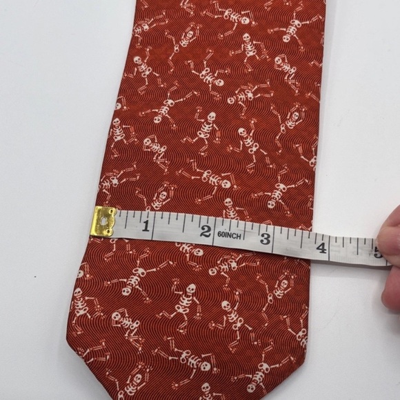 HALLMARK DESIGN COLLECTION 1999 SEASONAL CONCEPTS SILK SKELETON TIE - Picture 3 of 6